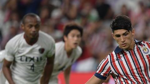 Alan Pulido acortó distancias en el marcador, tras cobrar un penal a favor de Chivas
