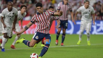 Alan Pulido acortó distancias en el marcador, tras cobrar un penal a favor de Chivas