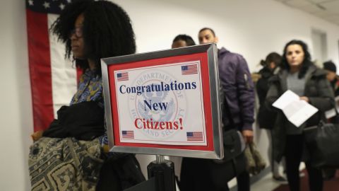 Para ser ciudadanos de EEUU, los inmigrantes deben aprobar exámenes cívico y de inglés.