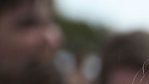 Estudiantes se abrazan en protesta después de la masacre en Parkland, Florida