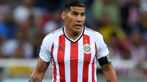 El jugador de Chivas Carlos Salcido está al borde del retiro.