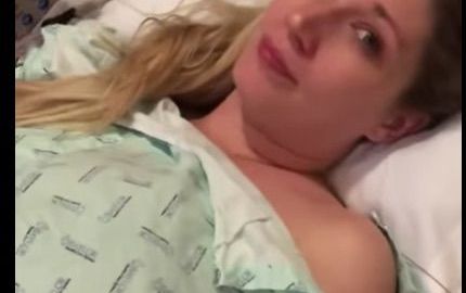 Una mujer de parto es sorprendida por su familia con una canción.