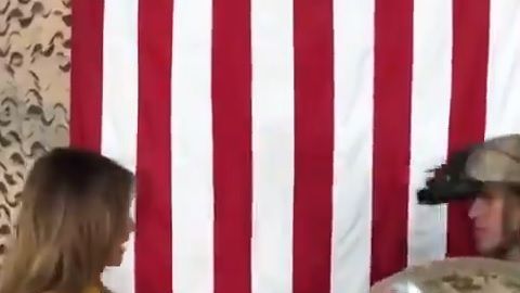 El presidente Trump publicó un video que revela identidad de soldados.