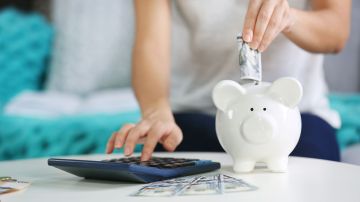 El 48% de quien se fija propuestas financieras para 2019 opta por aumentar su ahorro./Shutterstock