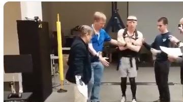 Todos los astronautas que han pasado muchos meses en el espacio pasan por este momento.