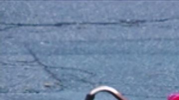 El bastón de la víctima quedó en la acera