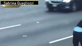 Peatones retaron el tráfico peligroso para recoger billetes