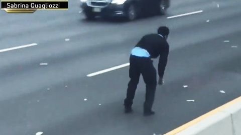 Peatones retaron el tráfico peligroso para recoger billetes