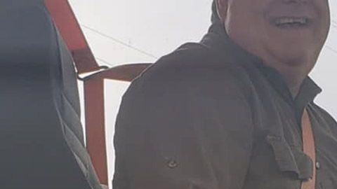 Este conductor de autobús le compró desayuno a todos los estudiantes.