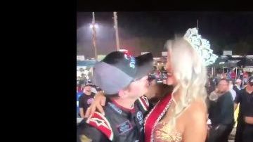 Noah Gragson intentó "robarle" un beso a la modelo