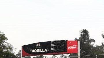 Las taquillas del Estadio Azteca de la capital mexicana lucieron llenas desde primera hora del lunes.