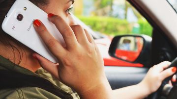 Conducir con un teléfono en mano pudiera manchar tu historial de manejo permanentemente