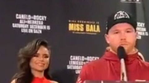 Canelo Álvarez en la rueda de prensa posterior a la pelea con Fielding.