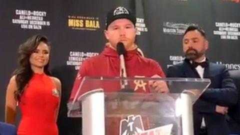 Canelo Álvarez en la rueda de prensa posterior a la pelea con Fielding.