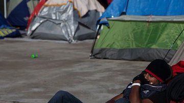 Migrantes en casas de campaña en Tijuana
