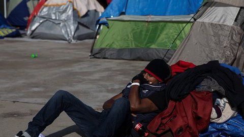 Migrantes en casas de campaña en Tijuana