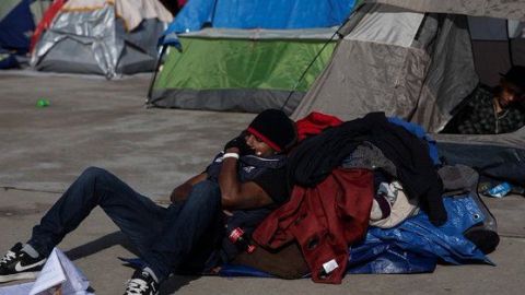 Migrantes en casas de campaña en Tijuana