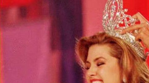 Chelsi Smith coronando a Alicia Machado Miss Universo 1996.