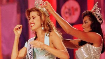 Chelsi Smith coronando a Alicia Machado Miss Universo 1996.