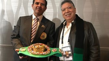 Michel Salomon, comisionado del Consejo Mundial de Boxeo, y Mario Gutiérrez, representante en Chicago, con el Cinturón Diamante. (Javier Quiroz / La Raza)