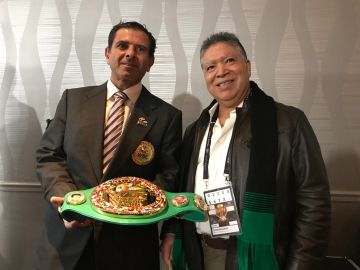Michel Salomon, comisionado del Consejo Mundial de Boxeo, y Mario Gutiérrez, representante en Chicago, con el Cinturón Diamante. (Javier Quiroz / La Raza)