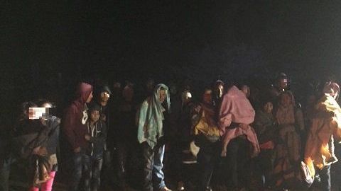 Familias migrantes se entregan a la Patrulla Fronteriza en Arizona.