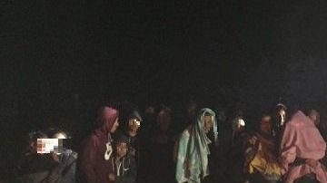 Familias migrantes se entregan a la Patrulla Fronteriza en Arizona.