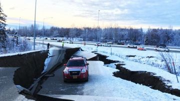 Los graves daños en carreteras de Alaska tras el sismo.
