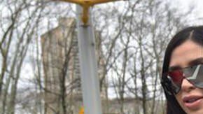 Emma Coronel en el exterior de la corte federal de Brooklyn.