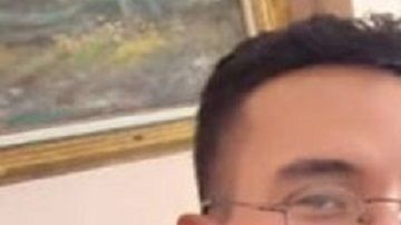 Brian viajará con el consentimiento de su padre.