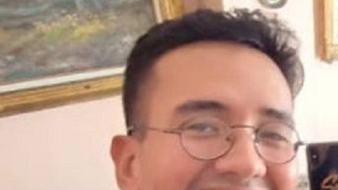 Brian viajará con el consentimiento de su padre.