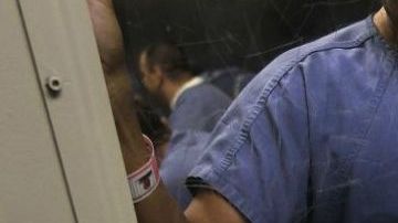 Los inmigrantes son enviados a cárceles lejos de familia y abogados