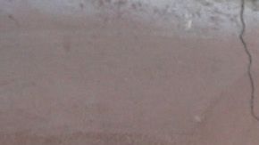 Migrantes esperan por comida en un albergue en Tijuana.