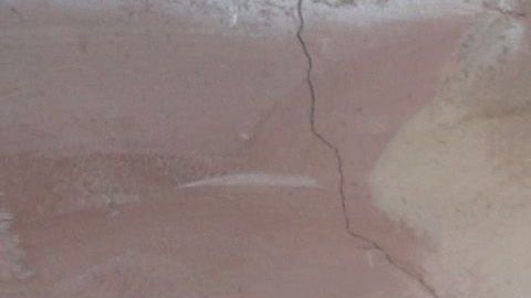 Migrantes esperan por comida en un albergue en Tijuana.