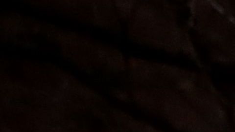 Albert López, voluntario de 18 años, coloca un cartel en la víspera del día electoral del 6 de noviembre.