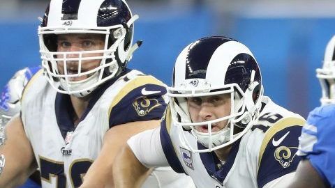 El quarterback Jared Goff de Los Angeles Rams frente a la defensiva de los Detroit Lions.