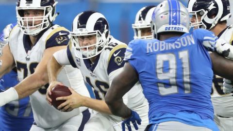 El quarterback Jared Goff de Los Angeles Rams frente a la defensiva de los Detroit Lions.