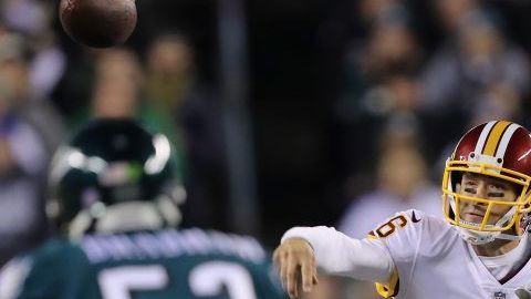 El QB de origen mexicano Mark Sanchez es por el momento el único que tienen los Washington Redskins.