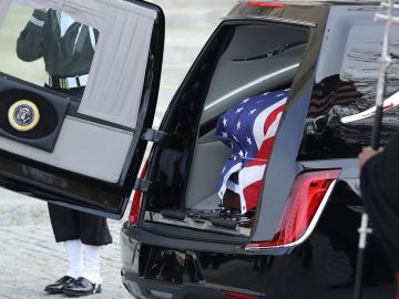 El ataúd de George H.W. Bush está siendo cargado para ser transferido fuera de la Catedral Nacional al final del funeral de estado del ex presidente de los Estados Unidos, 5 de diciembre de 2018 en Washington, DC.