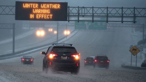 El tráfico se desplaza lentamente en la autopista 85 en Greensboro, Carolina del Norte.