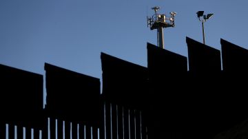 Cámaras de vigilancia  en la valla fronteriza entre México y EEUU.