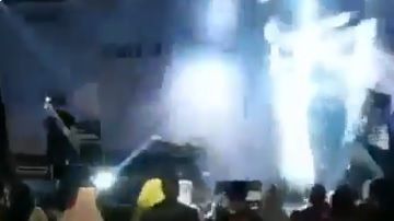 El grupo Seventeen ofrecía un concierto en la playa.