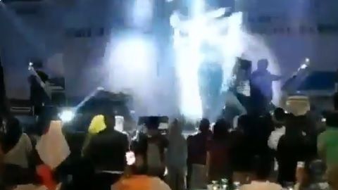 El grupo Seventeen ofrecía un concierto en la playa.