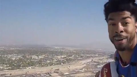 Hammer puso el ejemplo con un enceste desde 855 pies de altura