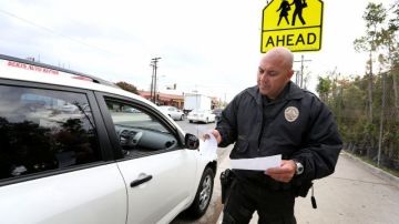 Un agente del LAPD emite una infracción a un conductor que no obedeció las leyes de tránsito durante un operativo realizado en North Hollywood.