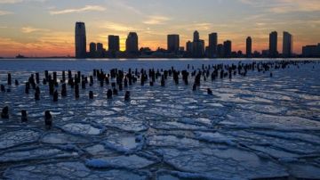El hielo flota en el rïo Hudson en Nueva York debido a las bajas temperaturas causadas por un vórtice polar, el 9 de enero de 2014.