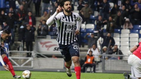 Rodolfo Pizarro del Monterrey festeja su gol a Cruz Azul en el estadio BBVA Bancomer.