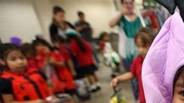 Participar en juegos ayuda a los niños en invierno.