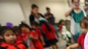 Participar en juegos ayuda a los niños en invierno.