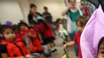Participar en juegos ayuda a los niños en invierno.